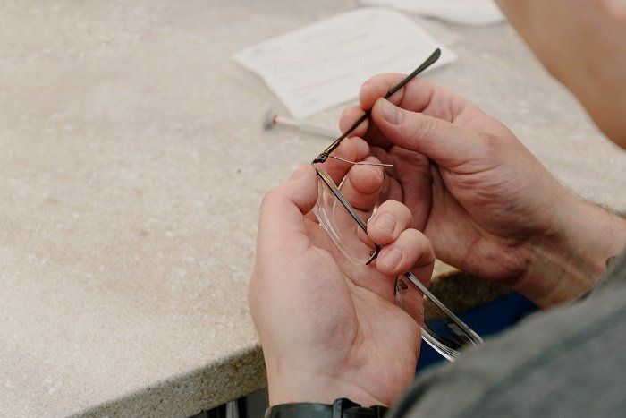 Ajuste profesional de lentes en óptica