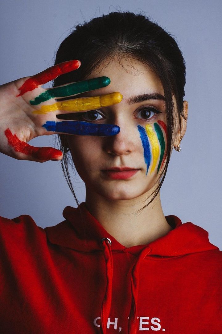 Diferentes estilos de lentes que favorecen una cara cuadrada