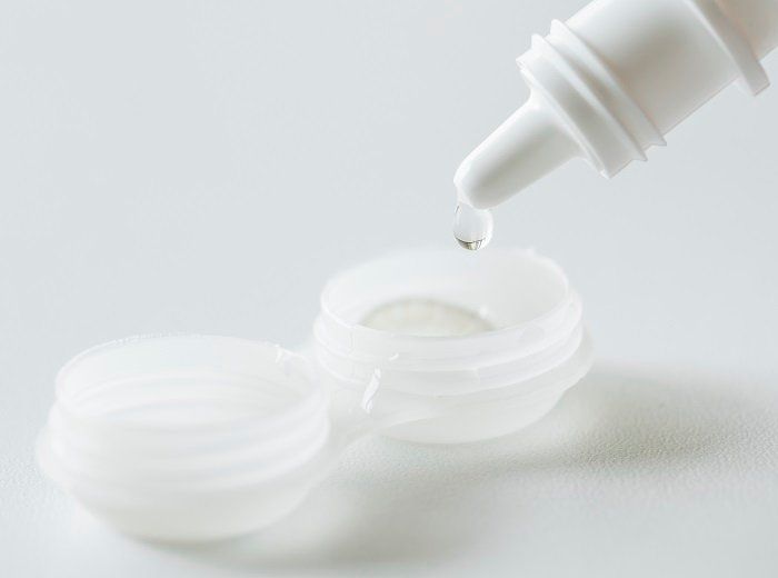 Enjuague de lentes de contacto con solución estéril