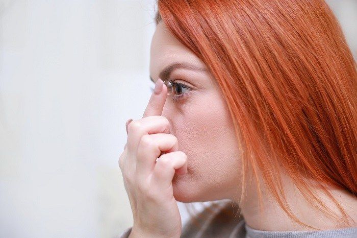 Errores comunes al ponerse lentes de contacto