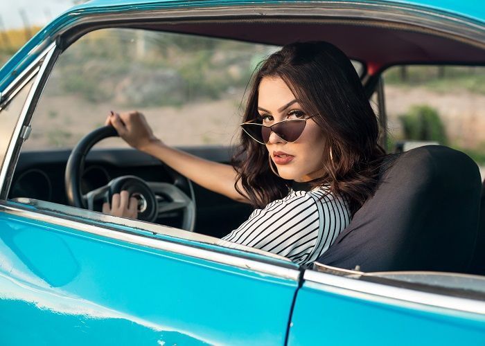 Mujer con lentes fotocromáticos en exterior soleado